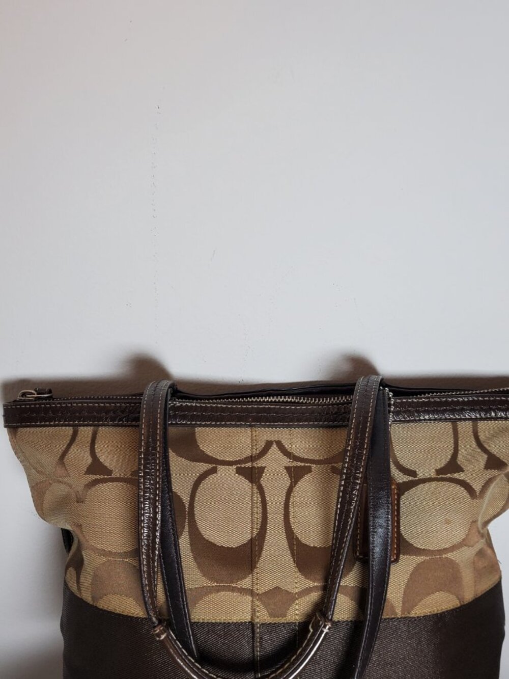 32. COACH SIGNATURE LOGO MEDIUM ZIP TOP SHOULDER BAG BROWN/BEIGE LINED POCKETS - Picture 4 of 8